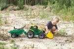 Dječji traktor za igru u dvorištu
