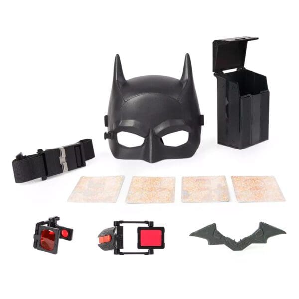 Batman igra detektiva s maskom, pojasom i batarangom