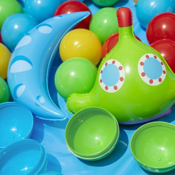 Dječji bazen s lopticama i igračkama na napuhavanje