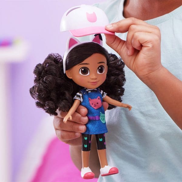 Gabby’s Dollhouse dječja lutka Gabby s kapom