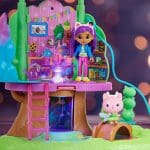 Gabby’s Dollhouse set za igru sa svjetlima Kućica na drvetu Kitty Fairy
