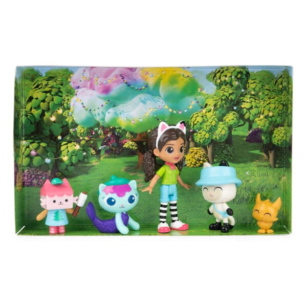 Gabby’s Dollhouse figurice s izložbenom pozadinom Gabby i prijatelji na kampiranju