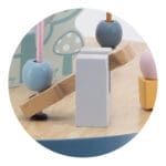 Drveni stol s labirintom i interaktivnim elementima Polar B