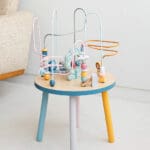 Drveni stol s labirintom i životinjama Polar B