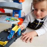 Dječji set za igru s autićima Hot Wheels garaža za skakanje i spuštanje