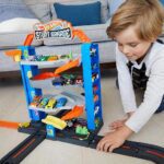 Hot Wheels garaža kompatibilna s drugim Hot Wheels setovima i stazom za autiće