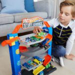 Igračka za dječake Hot Wheels garaža za skakanje i spuštanje