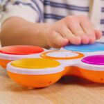 Obiteljska društvena igra nabrajanja pojmova Jedan više